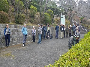 �򂪋u�w�Ńo�X�ɏ�蔫�P���ō~���ƎQ���҂̊F���񂪂��҂����˂ł���